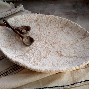 Vassoio ovale in cartapesta bianco beige marmo colore testurizzato decorativo fatto a mano vaso basso wabi sabi rustico primitivo centrotavola