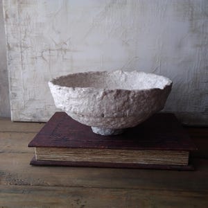 Ciotola di cartapesta piccola beige organica testurizzata decorativa con piede irregolare fatta a mano, vaso stile wabi sabi rustico primitivo per interni di casa
