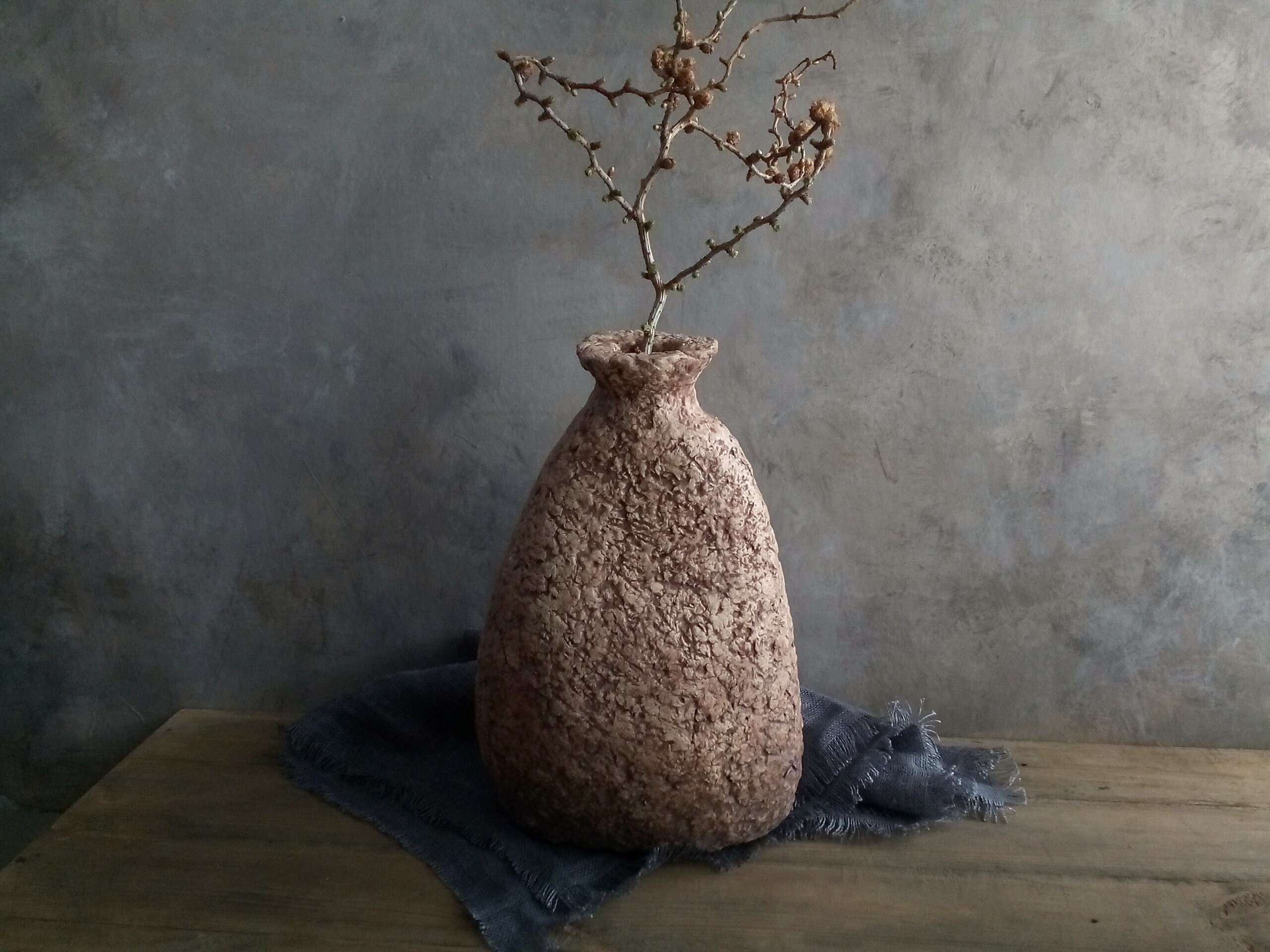 手作りの紙粘土の花瓶：素朴な侘び寂びのインテリア - Etsy 日本