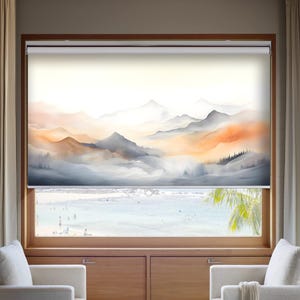 Può includere: Una tenda a rullo per finestra con un paesaggio di montagna ad acquerello nei toni del grigio, arancione e beige. La scena comprende una foresta e un cielo nebbioso. La tenda è installata in un telaio di finestra in legno, con vista su una spiaggia e l'oceano.