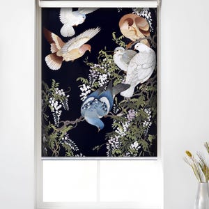 Pode incluir: Uma cortina de rolo decorativa com um fundo azul escuro, apresentando uma ilustração detalhada de pombos entre galhos com flores brancas. As aves são retratadas em tons de branco, castanho e azul, criando um design inspirado na natureza.