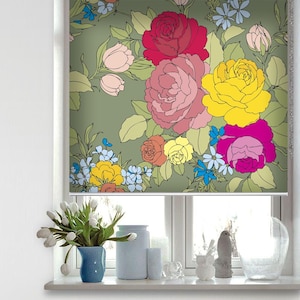 Puede incluir: Una persiana de ventana con un patrón floral con rosas rosas, rojas, amarillas y azules sobre un fondo verde.
