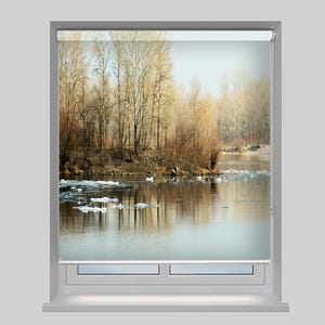 Könnte beinhalten: Ein Fensterrollo mit einem Landschaftsbild eines Flusses mit Eisplatten und Bäumen mit Herbstlaub, das sich im Wasser spiegelt.