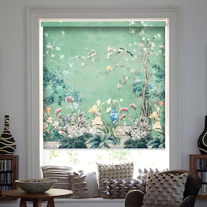 Può includere: Una tenda da finestra verde con un design floreale e di uccelli. La tenda presenta un vaso con fiori blu e bianchi, un albero con fiori rosa e uccelli in volo.