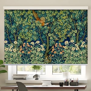 Peut inclure: Un store enrouleur orné d'une scène de nature détaillée. Le motif comprend des arbres, du feuillage, des fleurs et un faisan en vol, dans des tons de vert, bleu, orange et blanc. Le store est installé au-dessus d'une fenêtre.