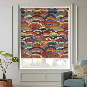 Puede incluir: Una persiana de ventana colorida con un patrón repetitivo de formas semicirculares superpuestas en tonos de rojo, naranja, amarillo, verde, azul, morado y marrón.