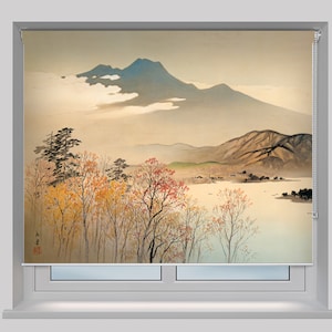 Puede incluir: Una pintura de acuarela de una cordillera con un lago en primer plano. Las montañas son de color azul claro y gris, y el lago es de color azul claro. Hay árboles en primer plano, y el cielo es de color gris claro.