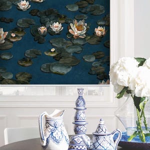 以下が含まれることがあります： 複雑な模様が施された青と白のセラミック食器のセット。セットにはピッチャー、シュガーボウル、クリーマー、小さなプレートが含まれています。食器は、青と白の花柄の壁紙を背景に、木製のテーブルに飾られています。