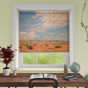 Può includere: Una tenda a rullo per finestre con un dipinto di paesaggio di una scena desertica con un cielo blu nuvoloso. Il primo piano mostra terra marrone-rossastra e vegetazione rada. Il dipinto evoca il sud-ovest americano.