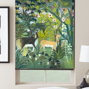Peut inclure: Une peinture colorée représentant une scène de jungle avec deux cerfs, l'un brun et l'autre fauve, marchant à travers une végétation luxuriante et verte avec des fleurs blanches.