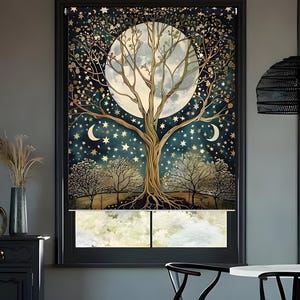 Può includere: Una tenda a rullo per finestra con uno sfondo di cielo notturno blu scuro, una grande luna piena centrale, un albero prominente con rami dorati, alberi più piccoli e numerose stelle e lune crescenti sparse in tonalità oro e bianco.
