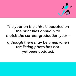K&ouml;nnte beinhalten: Rosa-blaue Grafik einer laufenden Person mit dem Text "BS" unten rechts. Der Text unter der Grafik lautet: "Das Jahr auf dem Shirt wird j&auml;hrlich auf den Druckdateien aktualisiert, um dem aktuellen Abschlussjahr zu entsprechen - obwohl es Zeiten geben kann, in denen das Listungsfoto noch nicht aktualisiert wurde."