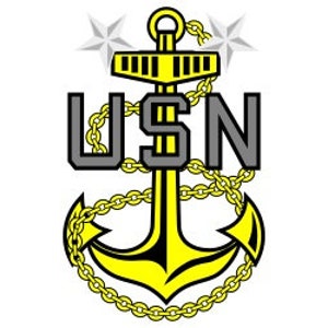 Puede incluir: Un ancla dorada con una cadena envuelta alrededor. El ancla tiene un diseño en blanco y negro. Dos estrellas plateadas están por encima del ancla. Las letras USN están en gris en el ancla.
