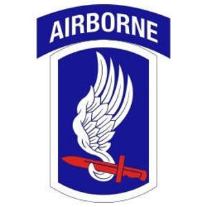 Peut inclure: Un écusson bleu avec le mot "AIRBORNE" en lettres blanches. Une aile stylisée blanche avec une dague rouge est centrée sur l'écusson.