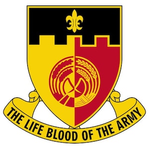 Puede incluir: Un escudo amarillo y rojo con fondo negro y una flor de lis dorada en la parte superior. El escudo tiene un diseño de trigo rojo y amarillo en el centro. El escudo está rodeado de un rollo amarillo con el texto "The Life Blood of the Army".