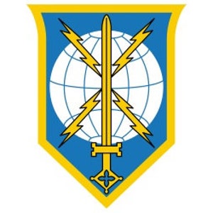 Op de afbeelding: Een blauw schild met een gouden rand, een gouden zwaard en gouden bliksemschichten rond een witte wereld.