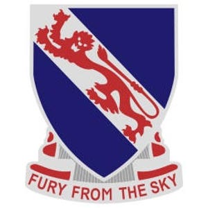 Op de afbeelding: Een blauw en wit schild met een rood, opspringend leeuw, omgeven door een zilveren rand. Het schild wordt bekroond met een zilveren rol met de tekst "Fury From The Sky".