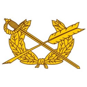 Puede incluir: Una corona de laurel dorada con una espada y una pluma cruzadas en su interior. La espada tiene un mango de cuerda y la pluma tiene una pluma en el extremo.