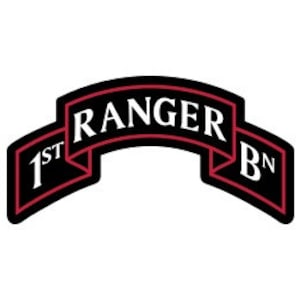 Puede incluir: Un parche bordado negro y rojo con el texto "1st Ranger Bn" en letras blancas.
