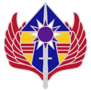 Könnte beinhalten: Ein blauer, gelber und roter Schild mit einem silbernen Schwert und einem violetten Stern in der Mitte. Der Schild wird von zwei roten Flügeln flankiert.