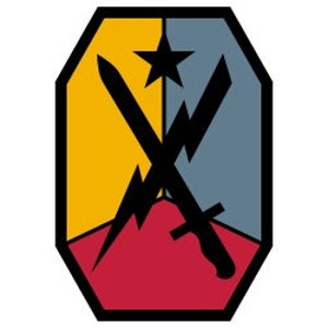 Pode incluir: Um remendo preto e branco com fundo vermelho, amarelo e azul. O remendo apresenta uma estrela, duas espadas cruzadas e um raio.