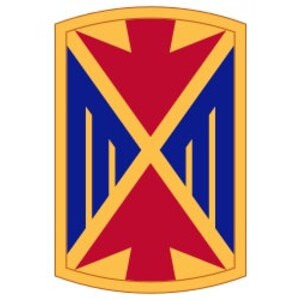 Könnte beinhalten: Ein blaues, rotes und goldenes militärisches Einheitsemblem mit einem stilisierten Pfeilmotiv.