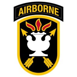 Può includere: Una toppa ricamata nera e dorata con la parola "AIRBORNE" in lettere bianche sopra un'immagine stilizzata bianca di una torcia, un vaso e due frecce incrociate. La torcia è rossa e gialla.