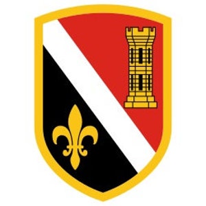 Op de afbeelding: Een rood, wit en zwart schild met een gouden rand. Het schild heeft een gouden fleur-de-lis, een gouden toren en een witte diagonale streep.