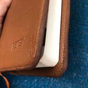 K&ouml;nnte beinhalten: Ein braunes, ledergebundenes Tagebuch mit dem Wort "ETSY" auf dem Einband gepr&auml;gt.