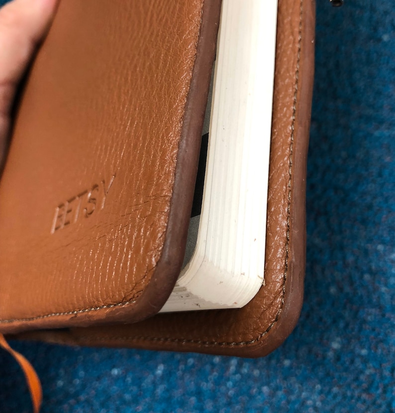 K&ouml;nnte beinhalten: Ein braunes, ledergebundenes Tagebuch mit dem Wort "ETSY" auf dem Einband gepr&auml;gt.