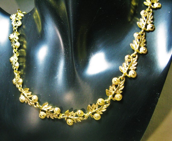 1980s  Yves Rocher Leaf Necklace, Gold Tone Leaf … - image 3