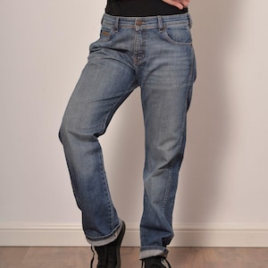 Clearance Size M W33L32 | Dark Wash Basic Boyfriend Wrangler Jeans | Zipper Fly Mid Waisted Casual Mens Jeans | Straight Leg Minimalist D