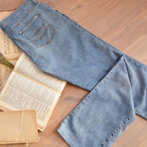 Maat 12 | Grote maten basic jeans met medium wassing | Minimalistische jeans met lage taille uit de jaren 00 | Stretchy Every Day-jeans met ritssluiting | Elastische rechte pijpen