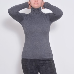 Minimalist Turtleneck Blouse | Size US 6 - 8 | High Neck Polyester Viscose Elastane 00s Ash Pullover | Stretchy Basic Grey High Neck Top