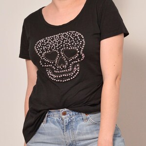 Spielraumgröße 8 | Perlen Kristall Schädel Muster T Shirt | Silber Schwarz Edgy Party T-Shirt | Grunge lässige Baumwolle T-Shirt | Kurzarm Embellis