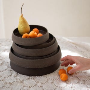 Handgemaakt serveerbord van steengoed: rustiek keramisch servies, 9,8 inch