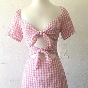 Sukienka z bawełny w kratkę gingham z wycięciami