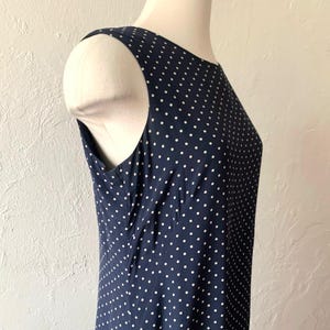 Robe longue en soie bleu marine à pois