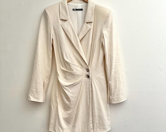 Vestido blazer cruzado de lino de Zara