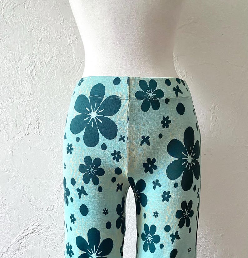 K&ouml;nnte beinhalten: Blaue Hose mit einem Blumenmuster mit dunkelblauen Blumen auf hellblauem Hintergrund.