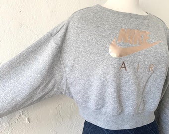 ナイキのクロップスウェットシャツ