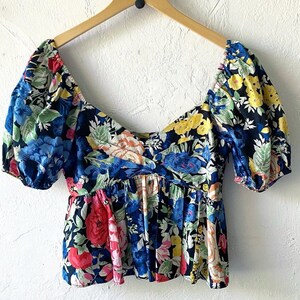 Top babydoll floral de Zara imagen 3