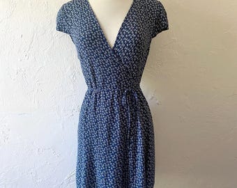 Vestido cruzado con estampado floral azul marino de Brandy Melville