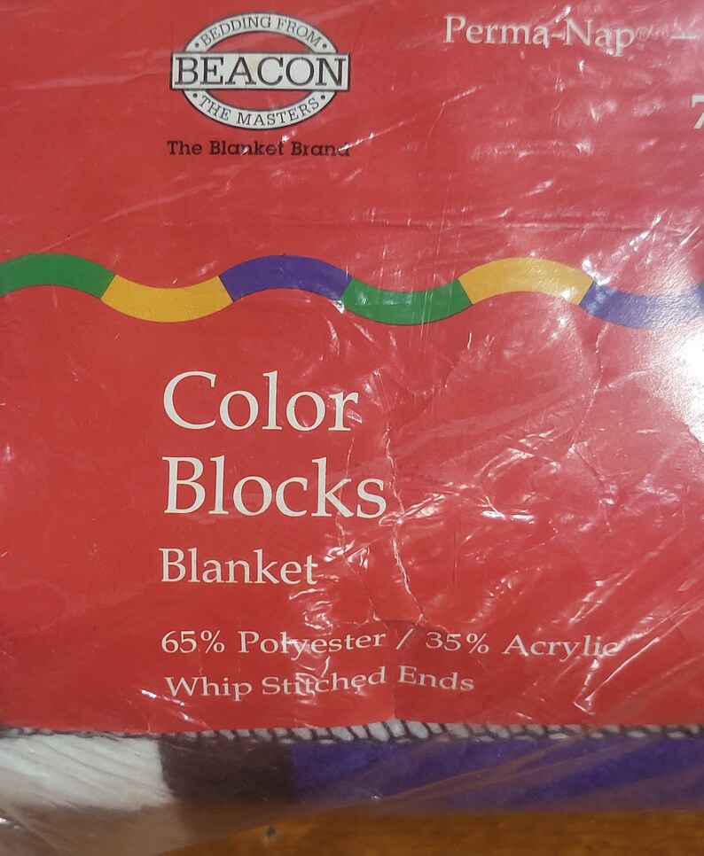 Puede incluir: Un paquete rojo para una "Manta Color Blocks" de "Beacon The Blanket Brand". La manta est&aacute; hecha de 65% poli&eacute;ster y 35% acr&iacute;lico con extremos cosidos a l&aacute;tigo. El paquete tiene un dise&ntilde;o ondulado colorido.