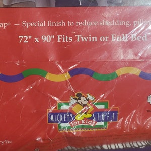 Puede incluir: Embalaje de manta roja con el texto "72" x 90" Fits Twin or Full Bed". El embalaje presenta un logotipo de Mickey Mouse y las palabras "MICKEY'S for kids". La manta mide 183 cm x 229 cm.