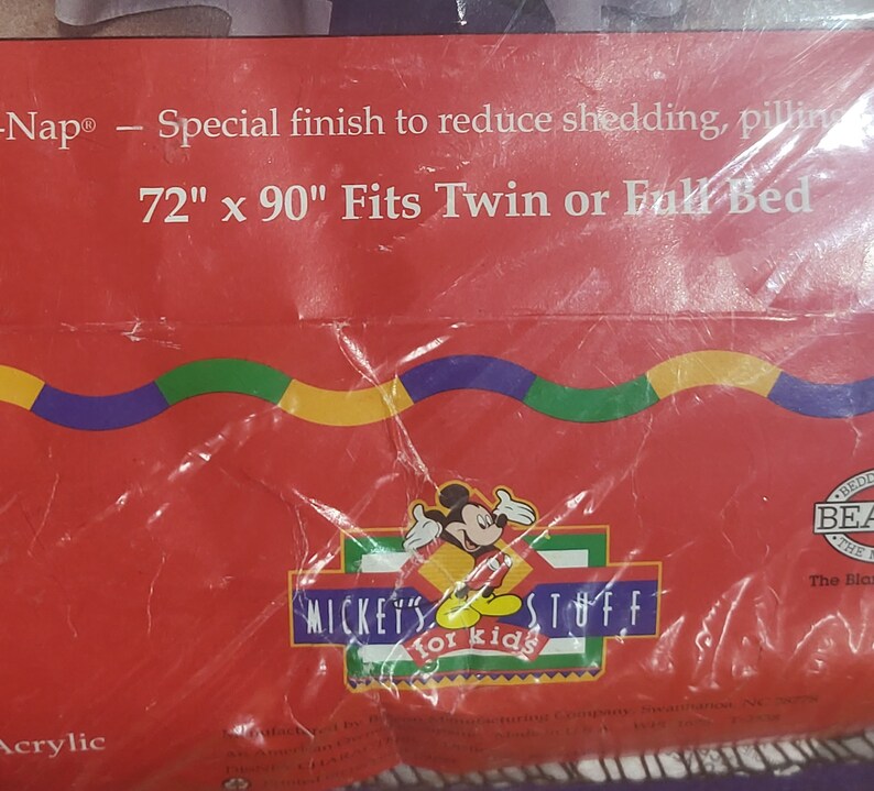 Puede incluir: Embalaje de manta roja con el texto "72" x 90" Fits Twin or Full Bed". El embalaje presenta un logotipo de Mickey Mouse y las palabras "MICKEY'S for kids". La manta mide 183 cm x 229 cm.
