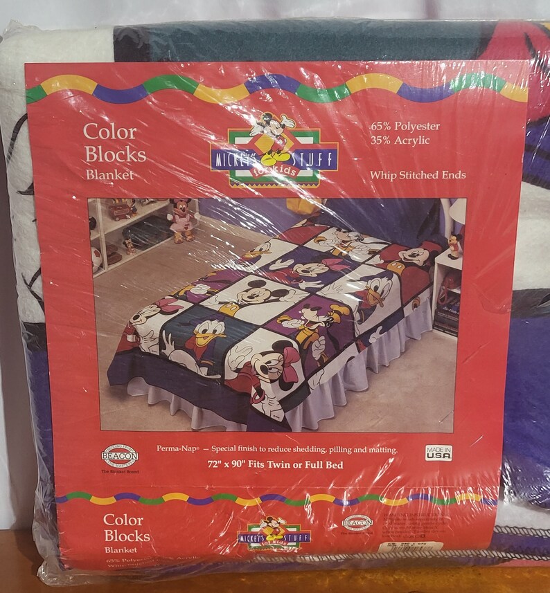 Puede incluir: Una manta "Color Blocks" empaquetada con un dise&ntilde;o de retazos con personajes de Mickey Mouse. La manta es roja, morada, blanca y azul. El embalaje indica que la manta mide 183 cm x 229 cm y se adapta a una cama individual o de matrimonio.