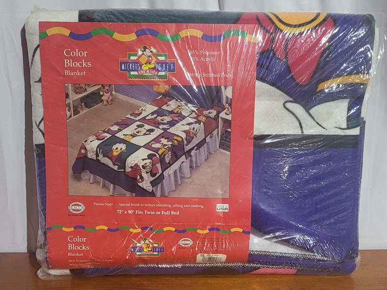 Puede incluir: Una manta empaquetada con un dise&ntilde;o colorido con Mickey Mouse y sus amigos. La manta est&aacute; etiquetada como "Color Blocks" y est&aacute; dise&ntilde;ada para una cama individual o de matrimonio, midiendo 183 x 229 cm. El embalaje incluye el logotipo de "Mickey's Stuff for Kids".