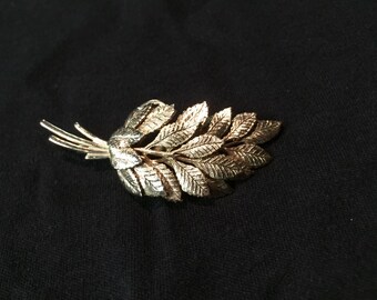 Vintage gold tone leaf pin