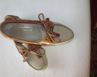 Vintage Talbots de ante beige y corbata marrón corbata de cuero cubierta barco de vela preppy shoes. Tamaño 6 1/2 M